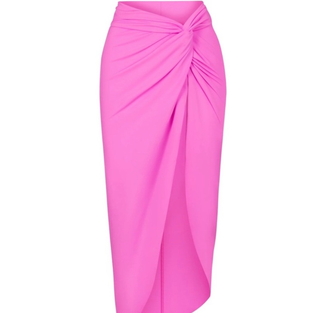 SKIMS SIGNATURE SWIM SARONG SKIRT in Taffy